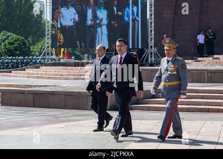 Bishkek, Kirghizistan - 9 maggio 2022: il presidente del Kirghizistan Sadyr Japarov con il generale e il sindaco della città di Bishkek Foto Stock