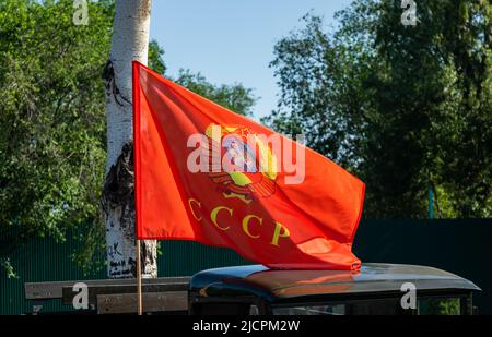 Sventola bandiera dell'Unione Sovietica con emblemi Foto Stock