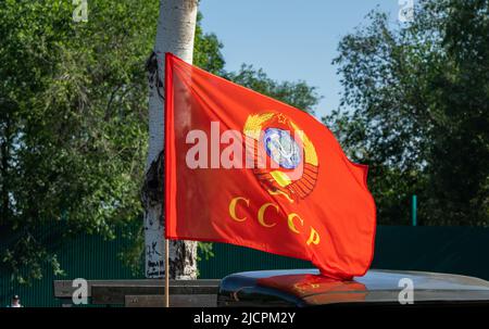 Sventola bandiera dell'Unione Sovietica con emblemi Foto Stock