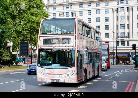 Golden Tours Tea Bus autobus a due piani tour, Londra, Inghilterra, Regno Unito il Mercoledì, 18 maggio, 2022.Photo: David Rowland / One-Image.com Foto Stock