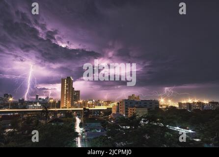 Città paesaggio tempesta fulminea dietro le nuvole di notte bellissime forme Foto Stock