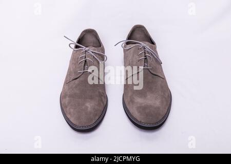 Scarpe da derby da uomo in pelle scamosciata su sfondo bianco Foto Stock