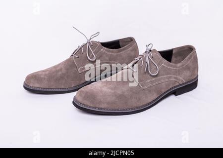 Scarpe da derby da uomo in pelle scamosciata su sfondo bianco Foto Stock