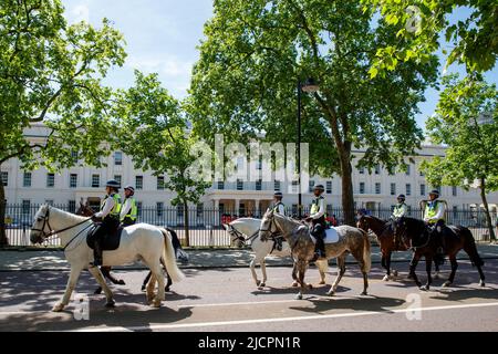 Ufficiali di polizia montati a Londra, Inghilterra, Regno Unito il Mercoledì, 18 maggio 2022.Photo: David Rowland / One-Image.com Foto Stock
