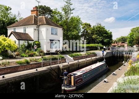 Narrowboat a Marlow lock sul Tamigi. Marlow, Buckinghamshire, Inghilterra, Regno Unito, Gran Bretagna Foto Stock