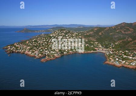 Francia, Var, catena montuosa Esterel situato ai margini del Mediterraneo, la vista si estende Antheor, agay e Capo Dramont (foto aerea) Foto Stock