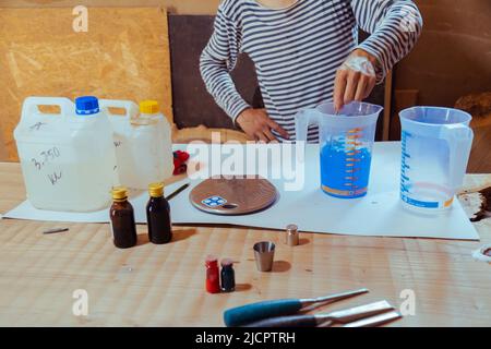 Closeup carpentiere preparazione resina epossidica per la lavorazione del legno e la carpenteria Foto Stock