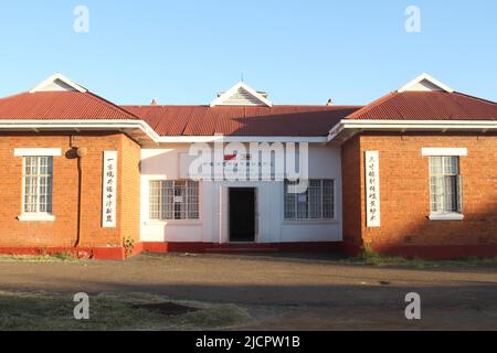 Londra, Regno Unito. 15th Apr 2021. La foto scattata il 15 aprile 2021 mostra l'ingresso del Centro di Medicina e agopuntura Cinese tradizionale Zimbabwe-Cina ad Harare, Zimbabwe. Credit: Tafara Mugwara/Xinhua/Alamy Live News Foto Stock