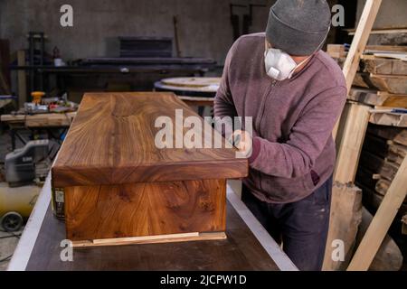 Pittura di mobili in legno con vernice. Un uomo nasconde un albero con  vernice. Messa a fuoco selettiva Foto stock - Alamy