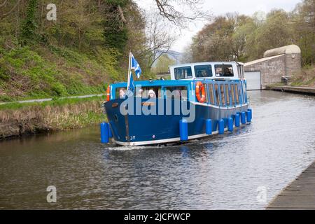 Barca sul Forth e Clyde Canal vicino a Kirkintilloch, Scozia Foto Stock