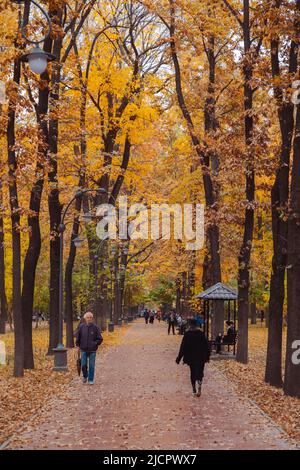 Bishkek, Kirghizistan - 21 ottobre 2021: Erkinik Avenue a Bishkek città durante l'autunno Foto Stock