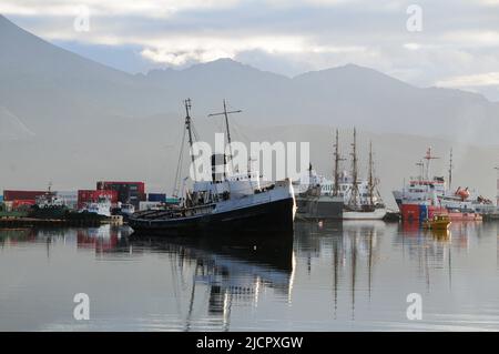 Ushuaia, Argentina - 15 febbraio 2017: Barche e navi da carico nel porto di Ushuaia Foto Stock