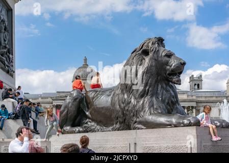 Trafalgar Square prende il nome dalla battaglia di Trafalgar, una vittoria navale britannica nelle guerre napoleoniche con Francia e Spagna Foto Stock