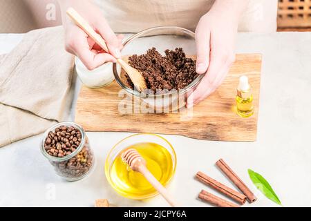 Donna miscelazione ingredienti preparazione scrub caffè o maschera per il trattamento della pelle Foto Stock