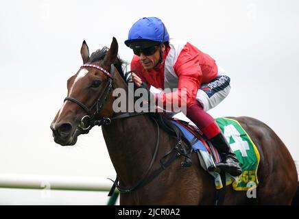 Foto di archivio datata 08-10-2021 di Inspiral e Frankie Dettori. Inspiral si affronterà con i vincitori della Guineas inglese e francese del 1000 quando tornerà in azione nelle Coronation Stakes di venerdì a Royal Ascot. Data di emissione: Mercoledì 15 giugno 2022. Foto Stock