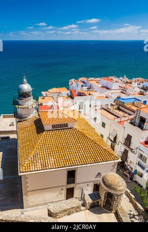 Città vecchia e faro, Peniscola, Comunità Valenciana, Spagna Foto Stock