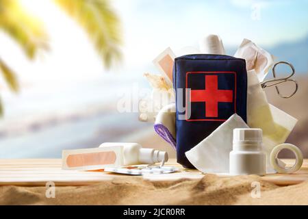 Attrezzatura portatile di pronto soccorso di base per bagnini per eventi sportivi sulla costa e sulla spiaggia o per il tempo libero. Composizione orizzontale. Vista frontale. Foto Stock