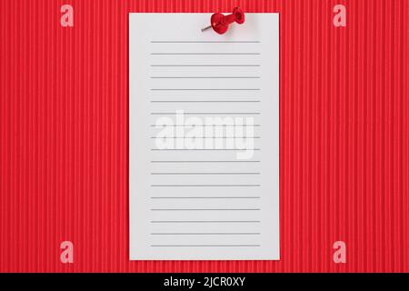 Carta bianca stampata su sfondo rosso per appunti, avvisi o attività Foto Stock