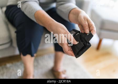 Donna anziana disperata scontenta del crescente costo della vita Foto Stock