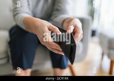 Donna anziana disperata scontenta del crescente costo della vita Foto Stock