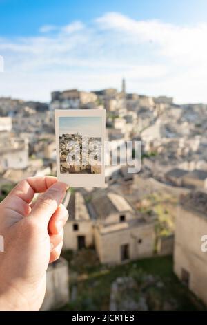 (Messa a fuoco selettiva) splendida vista dello skyline di Matera vista attraverso un film istantaneo girato durante una giornata di sole. Foto Stock