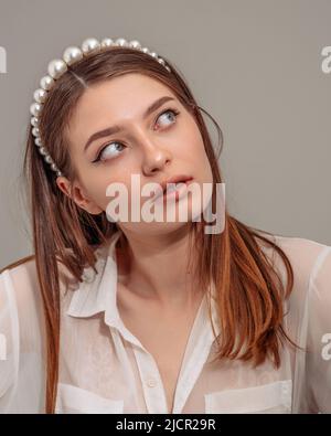 Ritratto di una giovane donna fiduciosa. Il concetto di diversità. Foto Stock