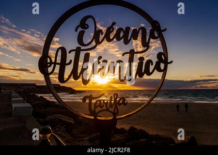 Vista al tramonto con un cartello turistico sulla spiaggia di Los Lances, Tarifa , provincia di Cádiz, Andalusia, Spagna Foto Stock