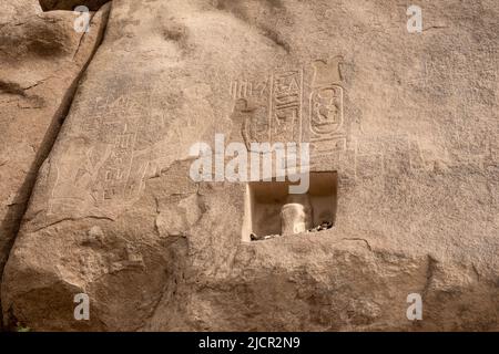 Iscrizione di Amenhotep III su masso di granito, fiume Nilo, Assuan Foto Stock