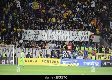 Spettatori rumeni durante la partita della UEFA Nations League tra Romania e Montenegro , 14.06.2022, Stadion Giulesti , Bucarest , Cristi Stavri Foto Stock