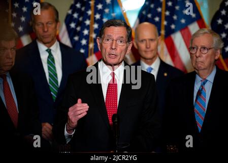 Il senatore degli Stati Uniti John Barrasso (repubblicano del Wyoming) offre osservazioni durante la conferenza stampa del pranzo politico del Senato repubblicano, presso il Campidoglio degli Stati Uniti a Washington, DC, martedì 14 giugno 2022. Foto di Rod Lammey/CNP/ABACAPRESS.COM Foto Stock