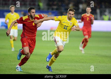 Nicusor Bancu #11 e Marko Vukčević #4 durante la partita della UEFA Nations League tra Romania e Montenegro , 14.06.2022, Cristi Stavri Foto Stock