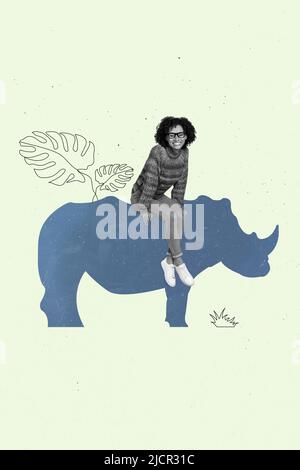 Immagine composita di collage verticale di positivo ragazza bianco bianco gamma seduta disegno rhino isolato su sfondo disegno Foto Stock