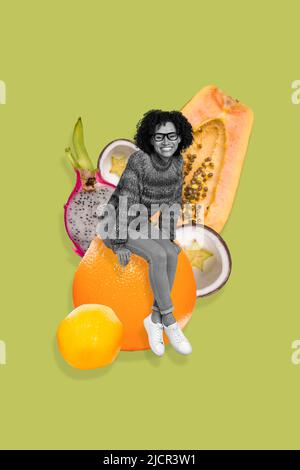 Immagine di collage verticale di persona positiva bianco nero colori seduta enorme arancione multivitaminico succo di frutta pubblicità Foto Stock