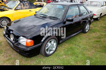 Vista frontale di tre quarti di una Black, Ford Escort RS Turbo Mk4, in mostra al Deal Classic Car Show 2022 Foto Stock