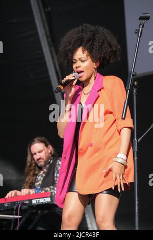 Angela Ricci dei Brand New Heavies che si esibiscono al Cambridge Club Festival a Childerley Orchard, Cambridge, Regno Unito. Giugno 11, 2022 Foto Stock