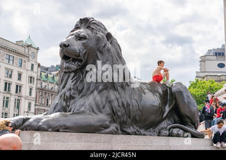 Trafalgar Square prende il nome dalla battaglia di Trafalgar, una vittoria navale britannica nelle guerre napoleoniche con Francia e Spagna che si è svolta il 21 Oc Foto Stock