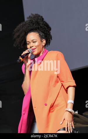 Angela Ricci dei Brand New Heavies che si esibiscono al Cambridge Club Festival a Childerley Orchard, Cambridge, Regno Unito. Giugno 11, 2022 Foto Stock