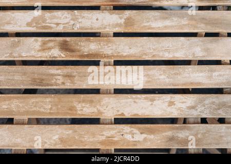 Vecchi assi di legno con fondo di texture di vernice bianca, assi di legno con grandi spazi, tavolo. Vista dall'alto, spazio di copia. Foto Stock