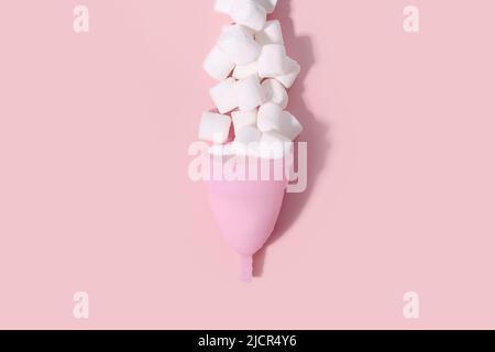 Mini marshmallow rosa e bianco in tazza con cioccolata calda su sfondo rosa  Foto stock - Alamy