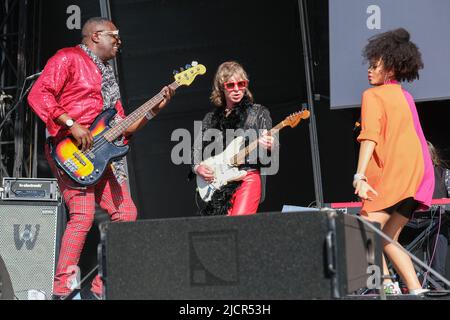 Andrew Levy, Angela Ricci e Simon Bartholomew delle grandi giovenche di marca si esibiscono al Cambridge Club Festival al Childerley Orchard, Cambridge, U. Foto Stock