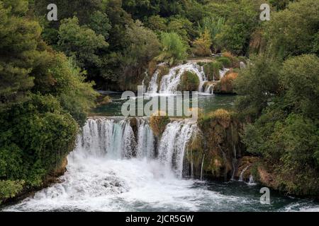 CROAZIA - 9 SETTEMBRE 2016: Questa è una parte delle cascate della cascata Skradin Buk sul fiume Krka nella Riserva Naturale Nazionale di Krka. Foto Stock