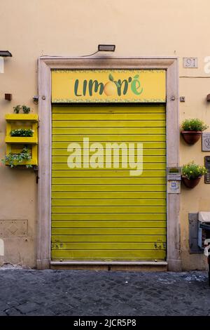 Roma, Italia - 6 giugno 2022: Ingresso colorato non ancora aperto per la giornata a Roma. Foto Stock