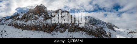Vista panoramica della vetta innevata del Monte Demirkazık dei Monti Taurus. Niğde, Türkiye. Foto Stock