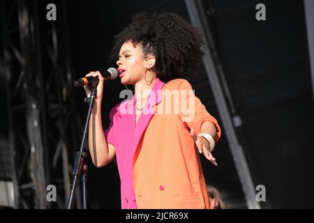 Angela Ricci dei Brand New Heavies che si esibiscono al Cambridge Club Festival a Childerley Orchard, Cambridge, Regno Unito. Giugno 11, 2022 Foto Stock