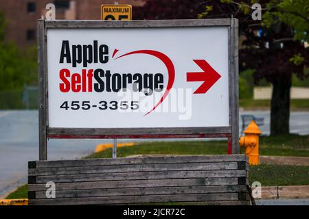 Cartello Apple Self Storage Store in posizione Halifax. Il principale fornitore canadese di soluzioni di autoarchiviazione di alta qualità. HALIFAX, NOVA SCOTIA, CANADA - GIUGNO 2022 Foto Stock