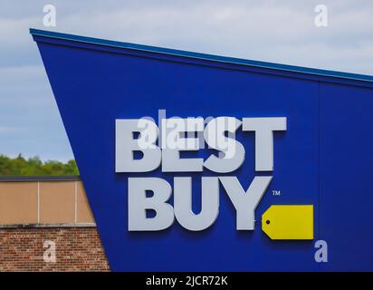 Negozio Best Buy di Dartmouth. Best Buy è un rivenditore di elettronica di consumo multinazionale americana. HALIFAX, NOVA SCOTIA, CANADA - GIUGNO 2022 Foto Stock
