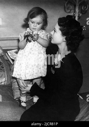 VIVIEN LEIGH con la sua giovane figlia SUZANNE HOLMAN a casa nel maggio 1935 Foto Stock