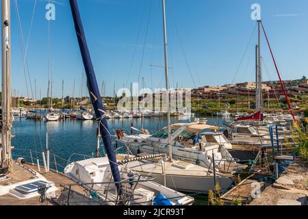 Barche a vela ormeggiate nel porto turistico di Balaruc les Bains, sullo stagno di Thau, in Occitanie, Francia Foto Stock