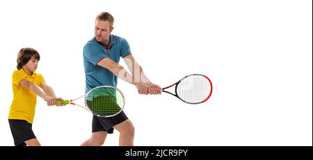 Professionista giocatore di tennis, istruttore mostra tecniche di base nel gioco del tennis a ragazzo di età scolastica. Concetto di sport, realizzazioni, hobby, abilità Foto Stock