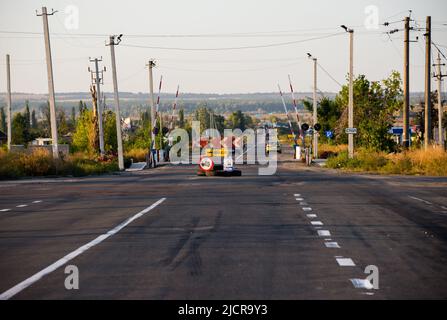 Sloviansk, regione di Donetsk, Ucraina - 24 settembre 2015: Microstrione Semyonovka. Strada sul Kharkov. Guerra in Ucraina Foto Stock